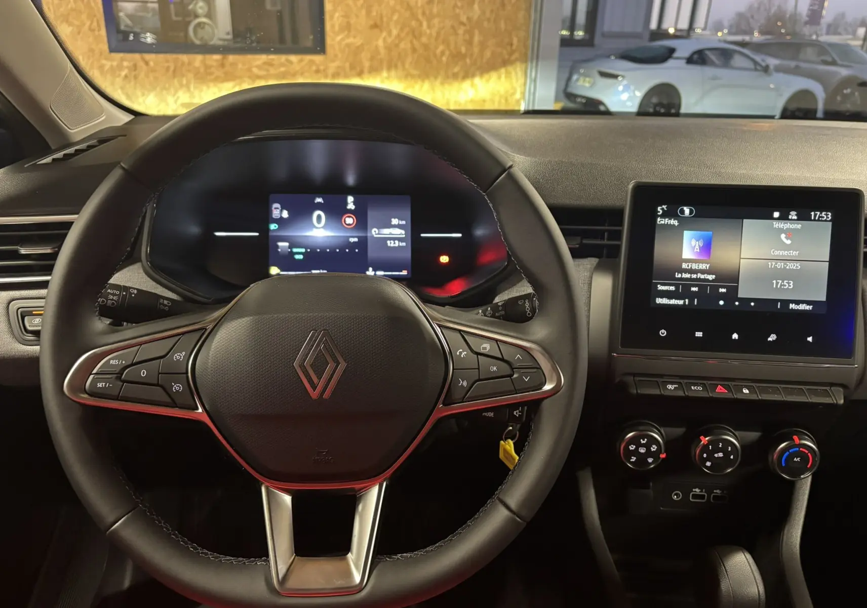 Vue intérieure du volant Renault Clio TCe 90ch X-Tronic Evolution 2024 avec tableau de bord numérique et écran tactile central.