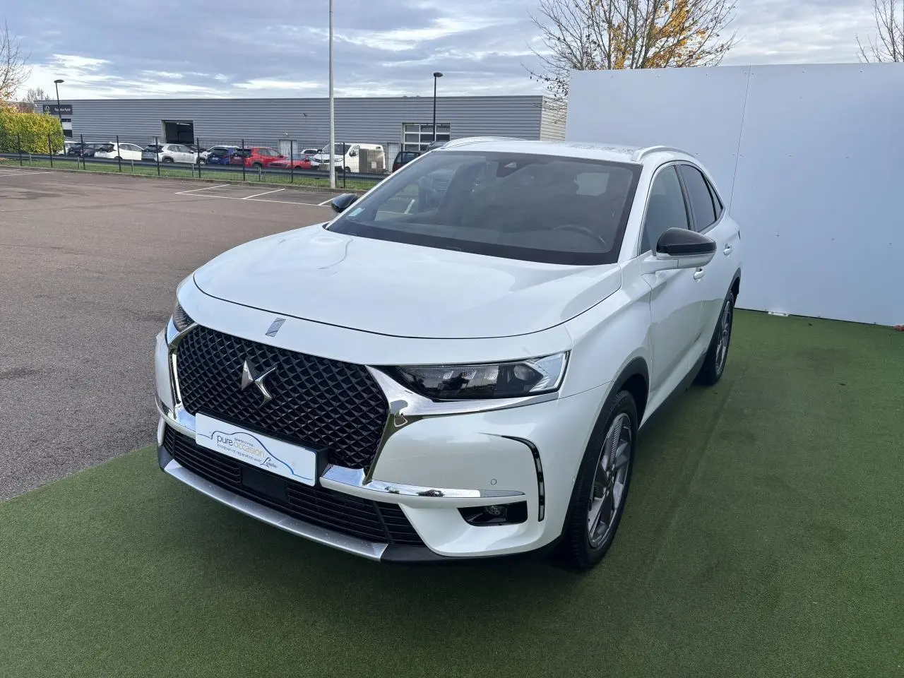 DS7 Crossback blanc vue 3/4 avant droit avec calandre DS Wings chromée et rétroviseurs noirs Perla Nera