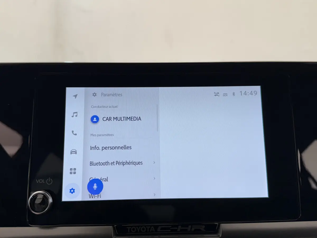 Écran tactile central du Toyota C-HR 1.8 Hybride blanc, affichant le menu des paramètres multimédia.