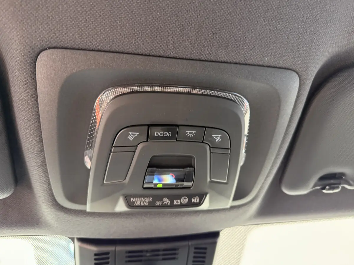 Plafonnier intérieur noir avec commandes d’éclairage et indicateur airbag passager d’un Toyota C-HR blanc.