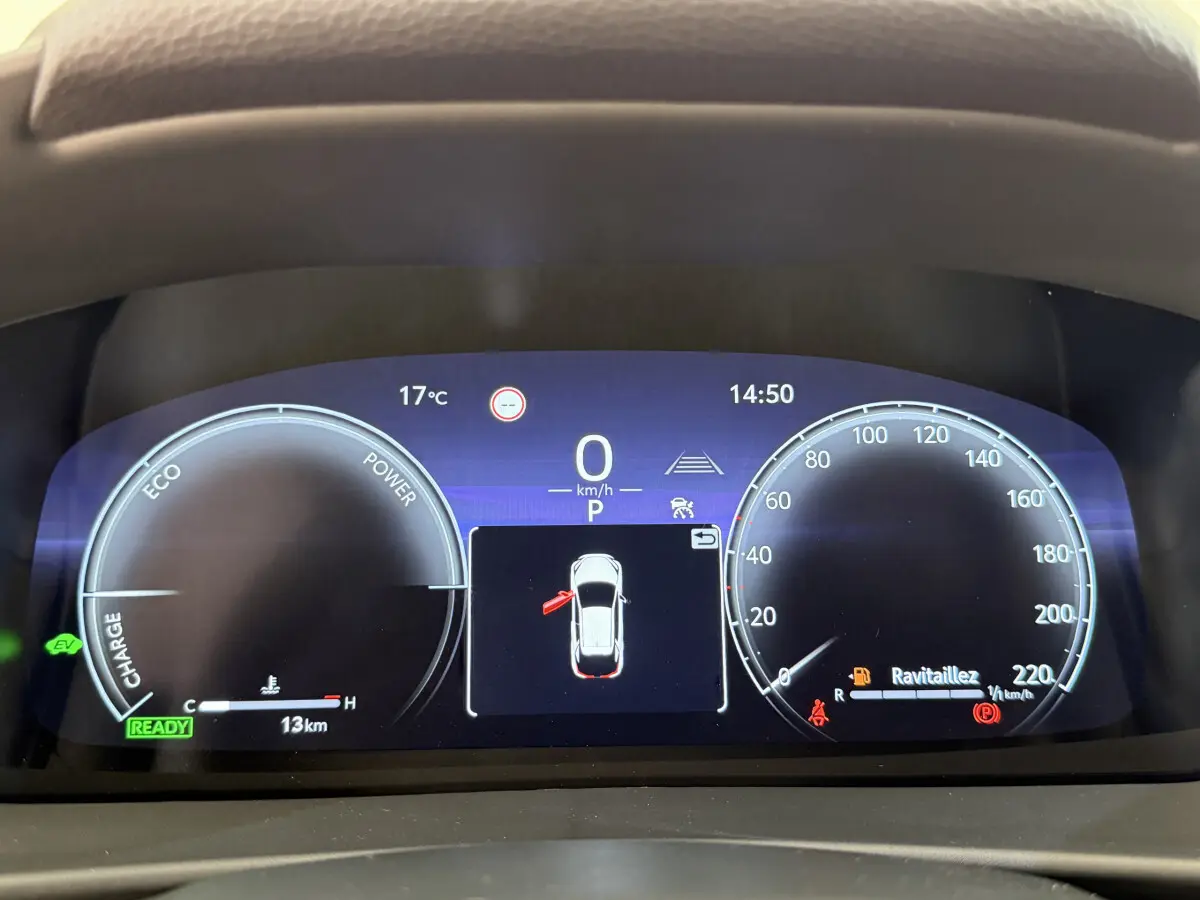 Affichage numérique du combiné d'instruments du Toyota C-HR 1.8 Hybride, avec vitesse à zéro et alertes visibles.