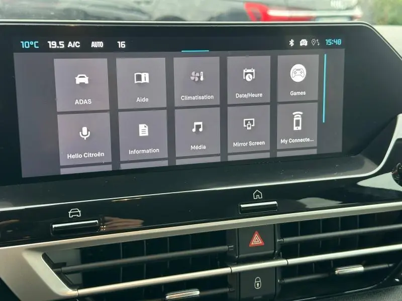 Écran tactile central du tableau de bord du Citroën C4 X 2025, affichant les options de climatisation et multimédia.