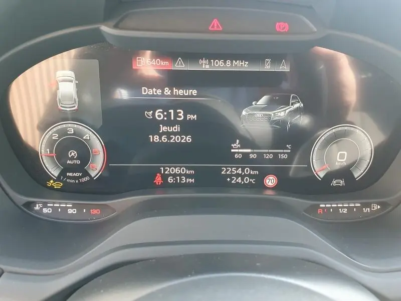 Affichage numérique du tableau de bord Audi Q2 30 TDI 116ch Design, avec compteur et infos de conduite détaillées.
