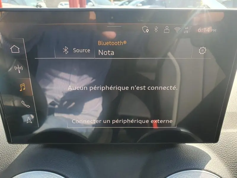 Écran tactile central de l'Audi Q2 30 TDI 2025 montrant l'interface Bluetooth sans périphérique connecté.