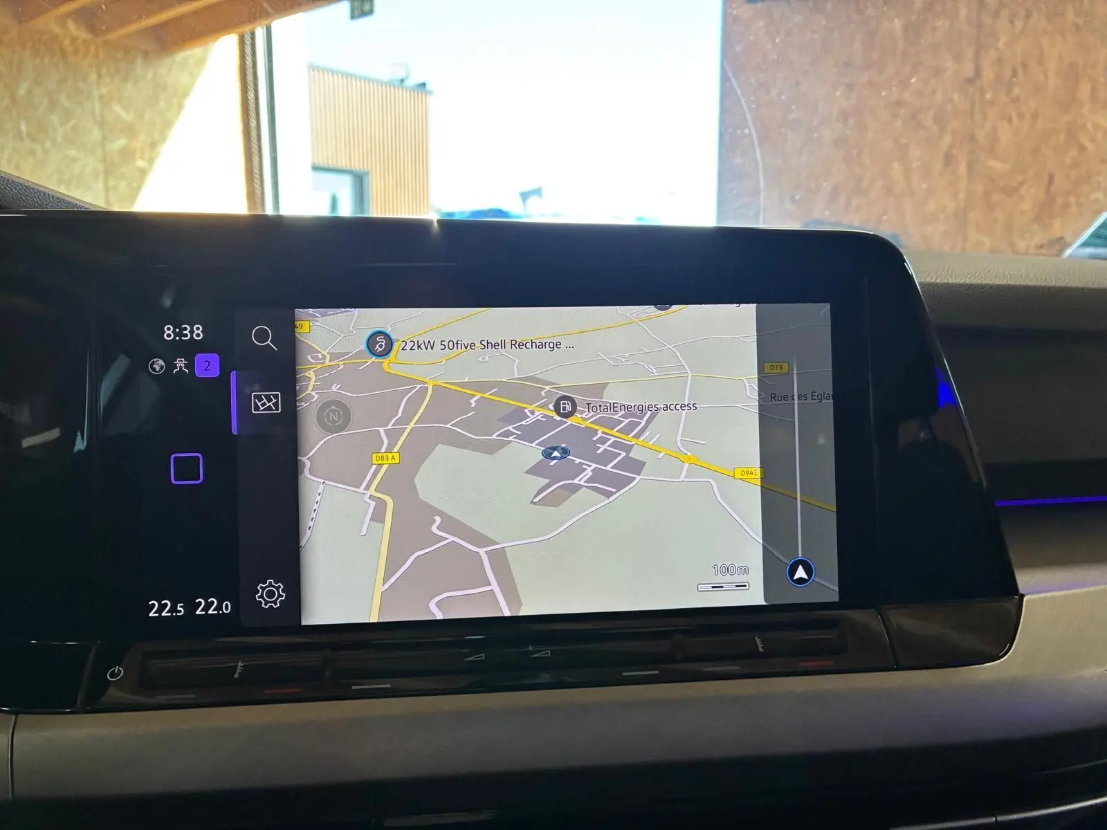 Écran tactile du système de navigation de la Volkswagen Golf 1.0 eTSI 110 DSG7 Life Plus 2023, intérieur gris clair.