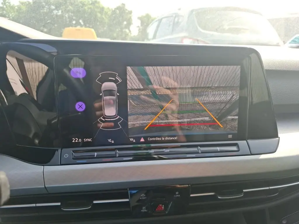 Écran central de la Volkswagen Golf 1.0 eTSI 110 DSG7 Life Plus 2023 montrant la caméra de recul avec guidage de trajectoire.