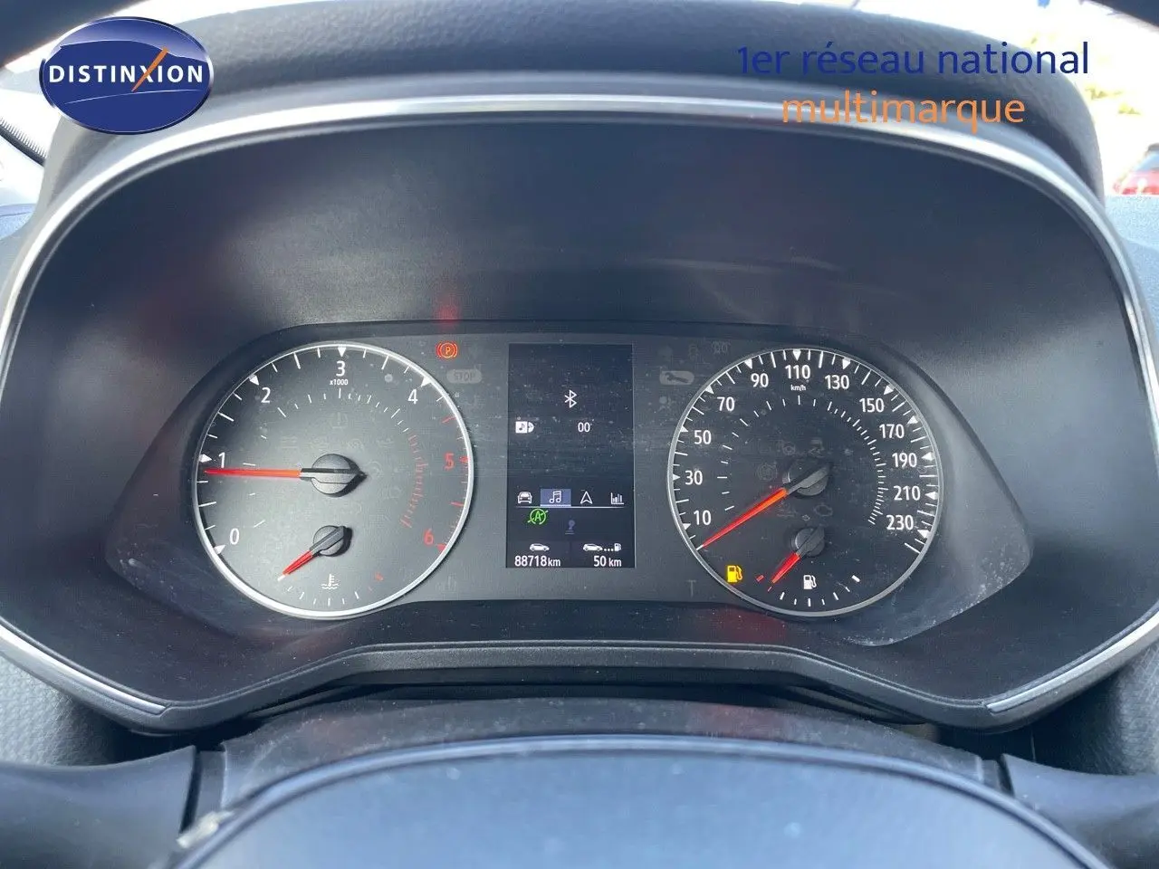 Vue rapprochée du tableau de bord de la Renault Clio Société 2020, affichant compte-tours, vitesse et écran central digital.