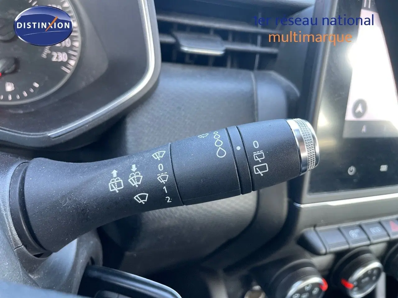 Gros plan sur la commande d’essuie-glace dans l’habitacle d’une Renault Clio Société blanc glacier de 2020.