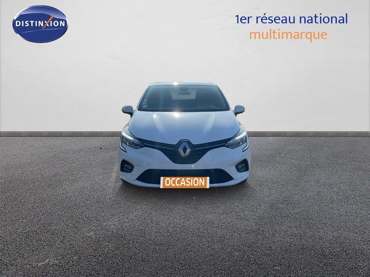 Renault Clio Société blanc glacier vue de face, avec calandre noire et phares LED allumés sur fond neutre.