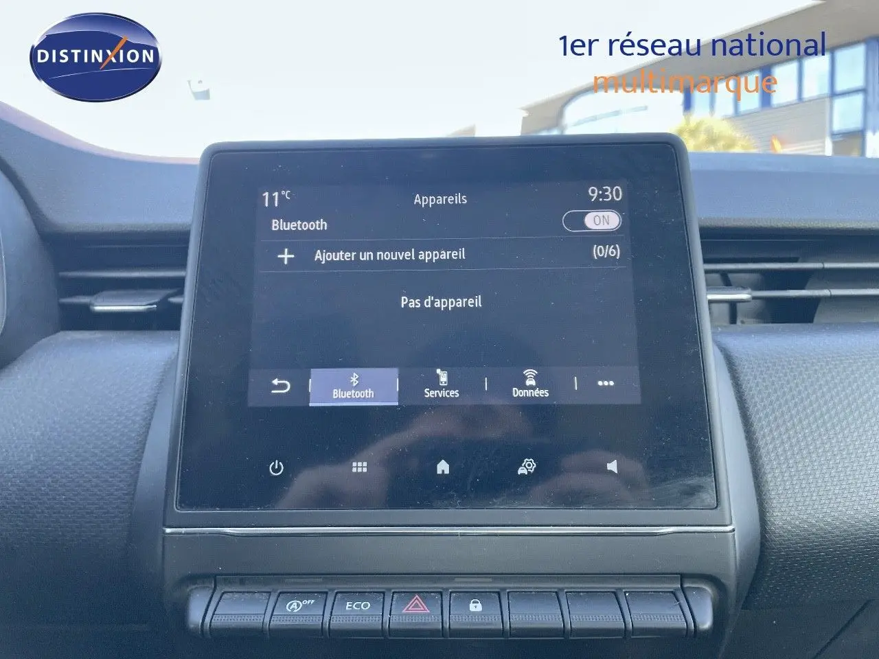 Vue rapprochée de l'écran tactile central du tableau de bord d'une Renault Clio Société blanche, affichant le menu Bluetooth.