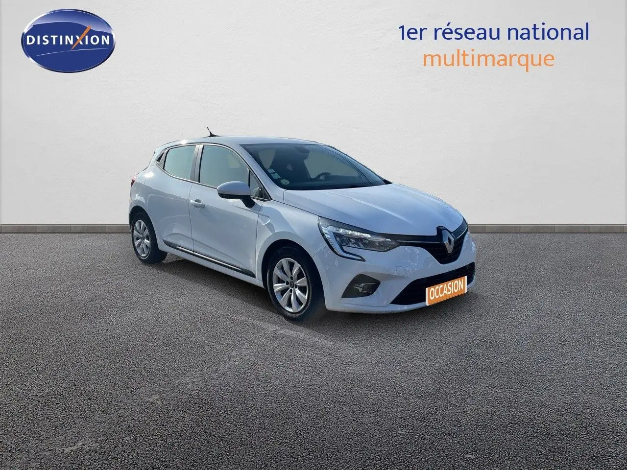 Renault Clio Société blanc glacier vue 3/4 avant droit avec phares LED et jantes alliage sur fond neutre.