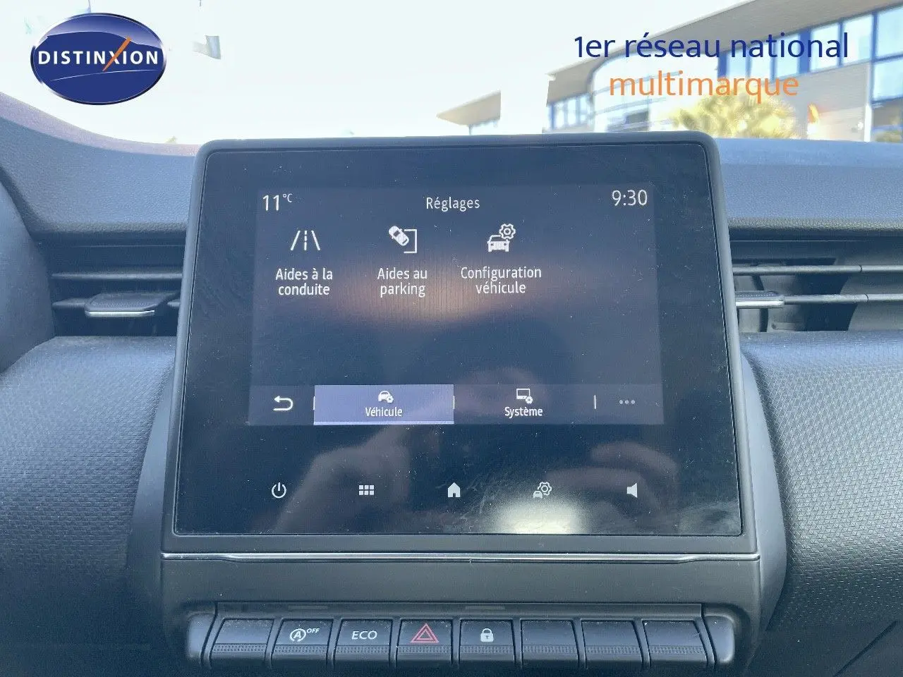 Écran tactile central de la Renault Clio Société blanc glacier, affichant les réglages d'aides à la conduite et parking.