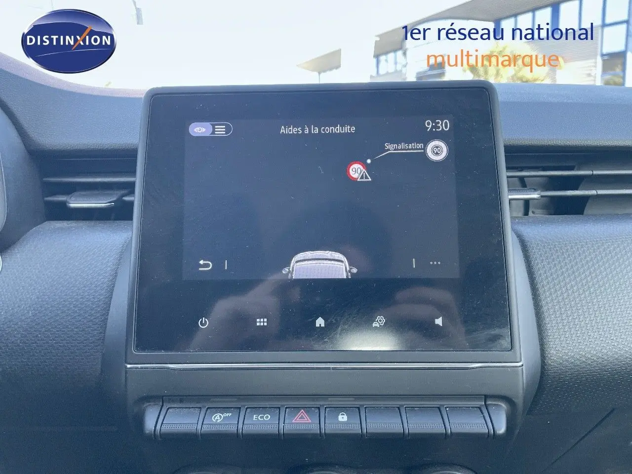 Écran tactile central affichant les aides à la conduite dans l'habitacle d'une Renault Clio Société blanche Glacier.