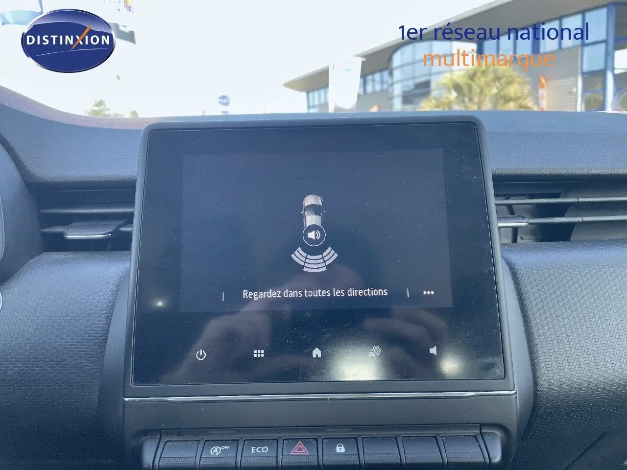 Écran tactile central allumé dans l'habitacle d'une Renault Clio Société 2020, vue frontale intérieure.