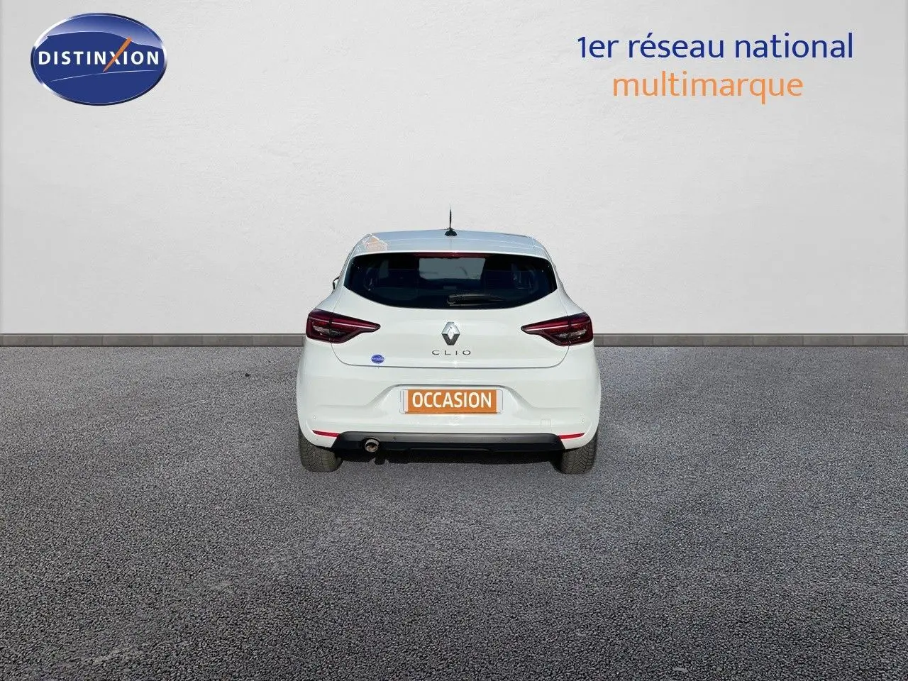 Vue arrière d'une Renault Clio Société blanc glacier, avec feux LED et plaque d'immatriculation orange "OCCASION" visible.