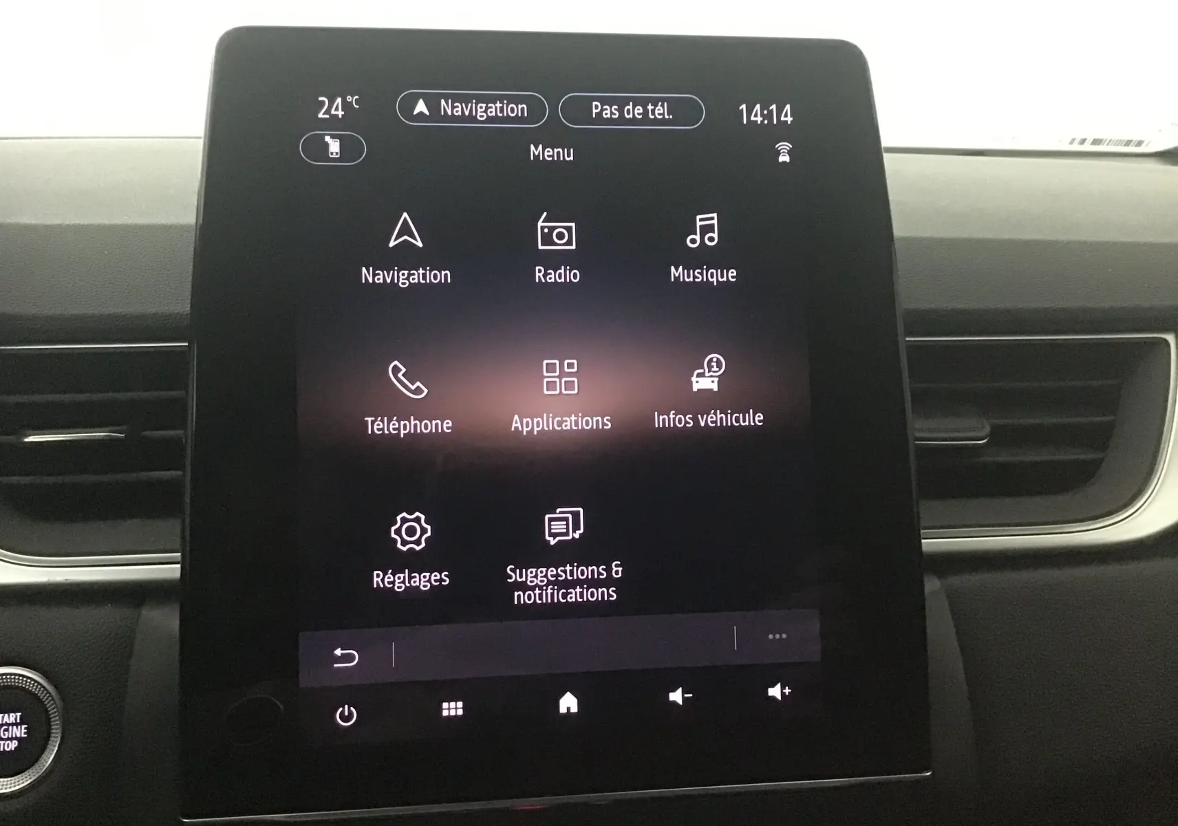 Écran tactile Easy Link 7'' du Renault Captur 2024 affichant le menu principal avec navigation et radio.