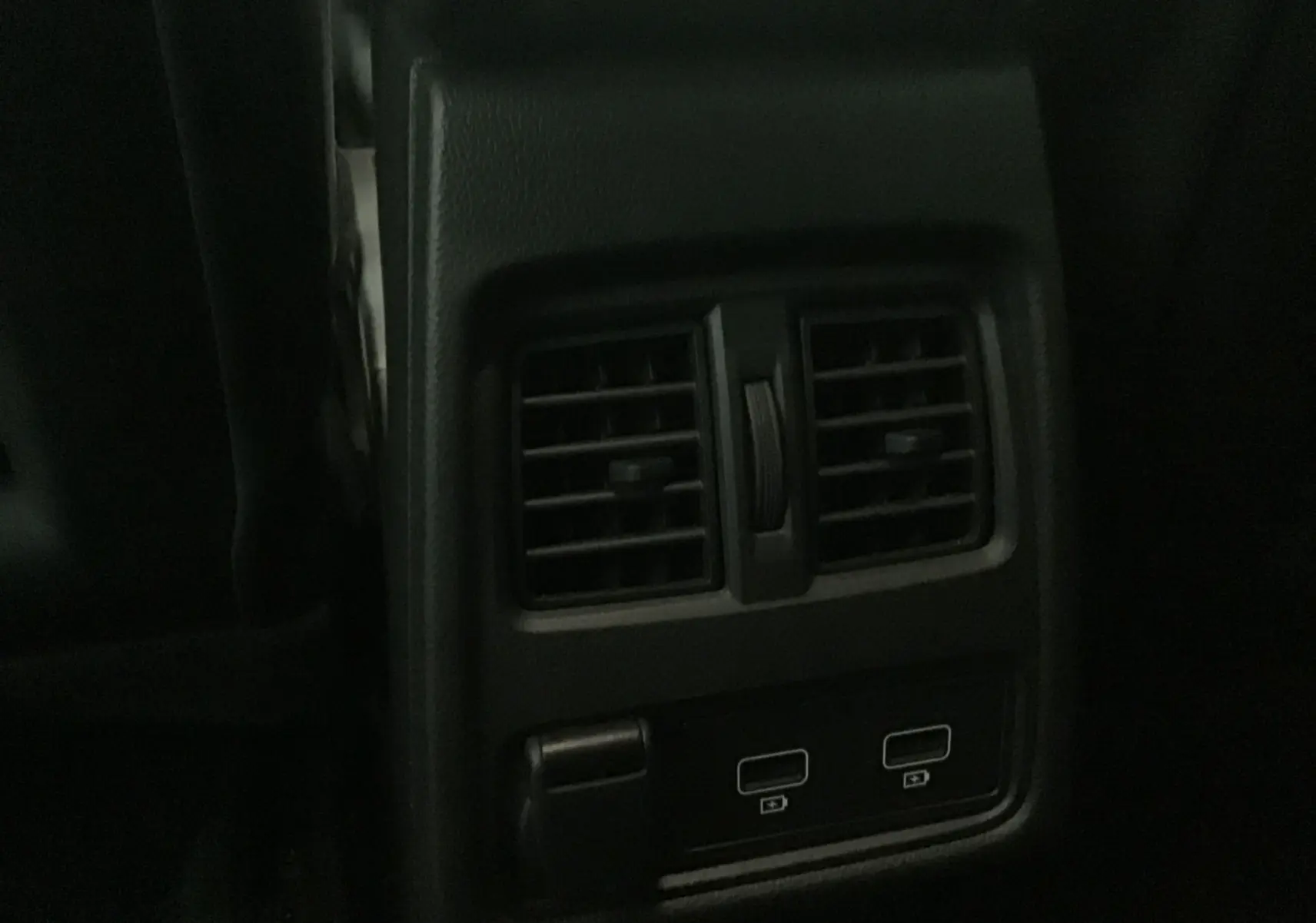 Gros plan sur la console arrière du Renault Captur 2024, montrant les aérateurs et deux ports USB noirs.