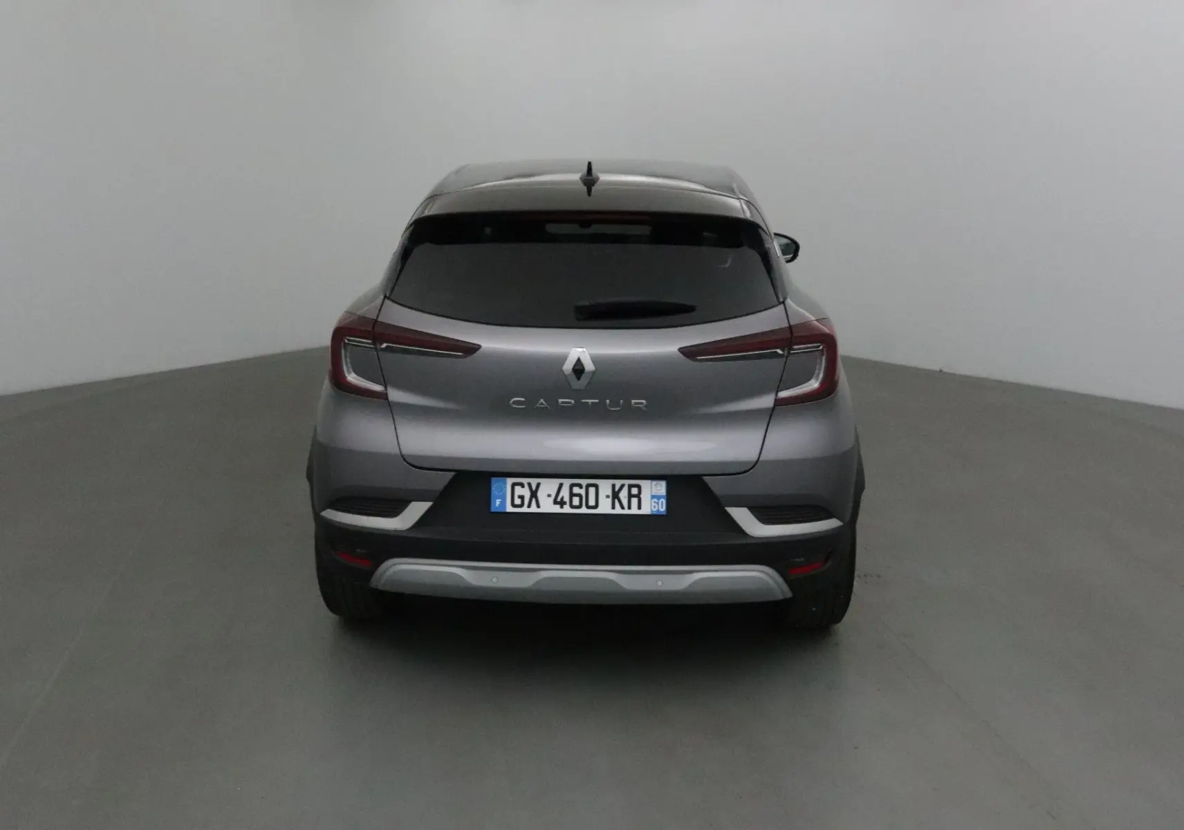 Vue arrière du Renault Captur 2024 gris Cassiopée avec toit noir et feux arrière LED fins.