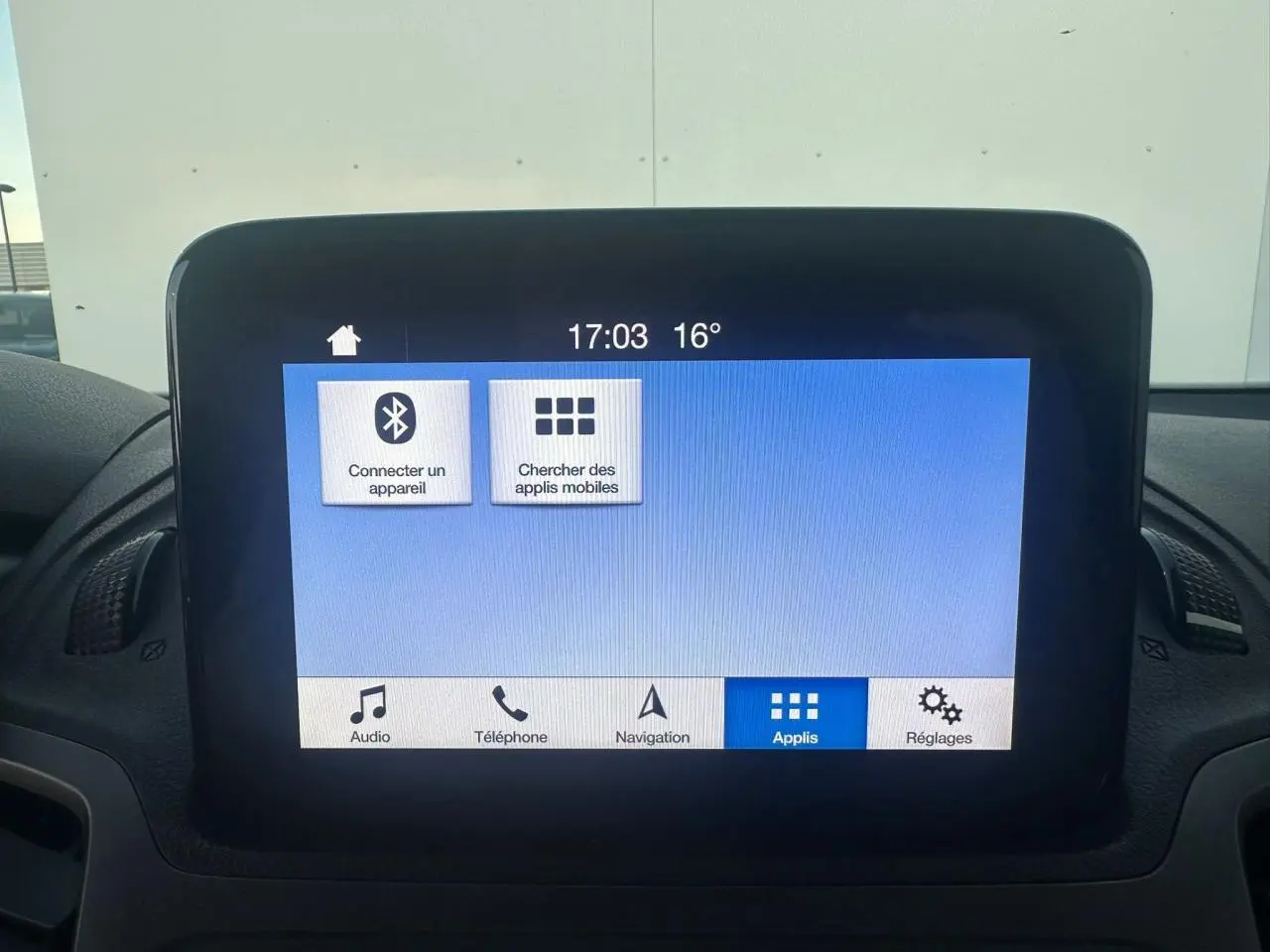 Écran tactile central du Ford Transit Connect blanc 2019 affichant le menu Bluetooth et applications mobiles.