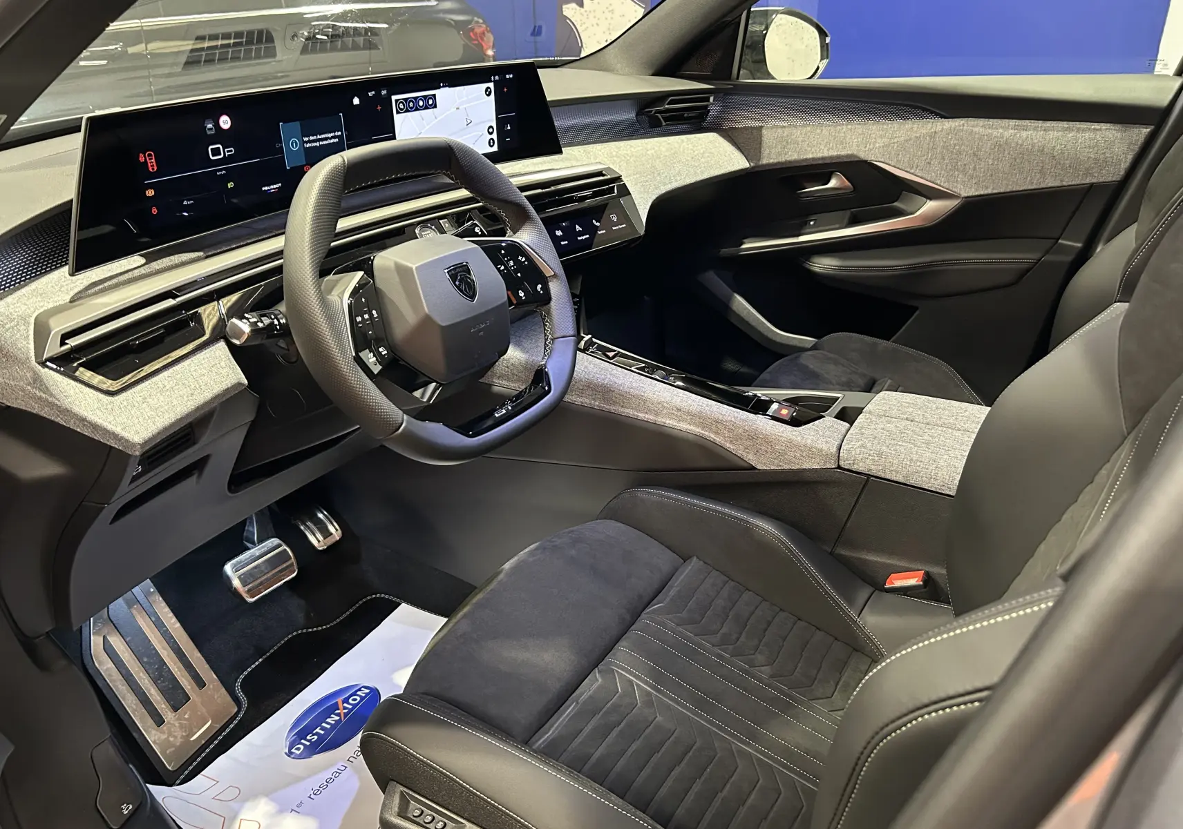 Vue intérieure côté conducteur du Peugeot 3008 gris Artense, avec tableau de bord numérique et sellerie Alcantara noire.