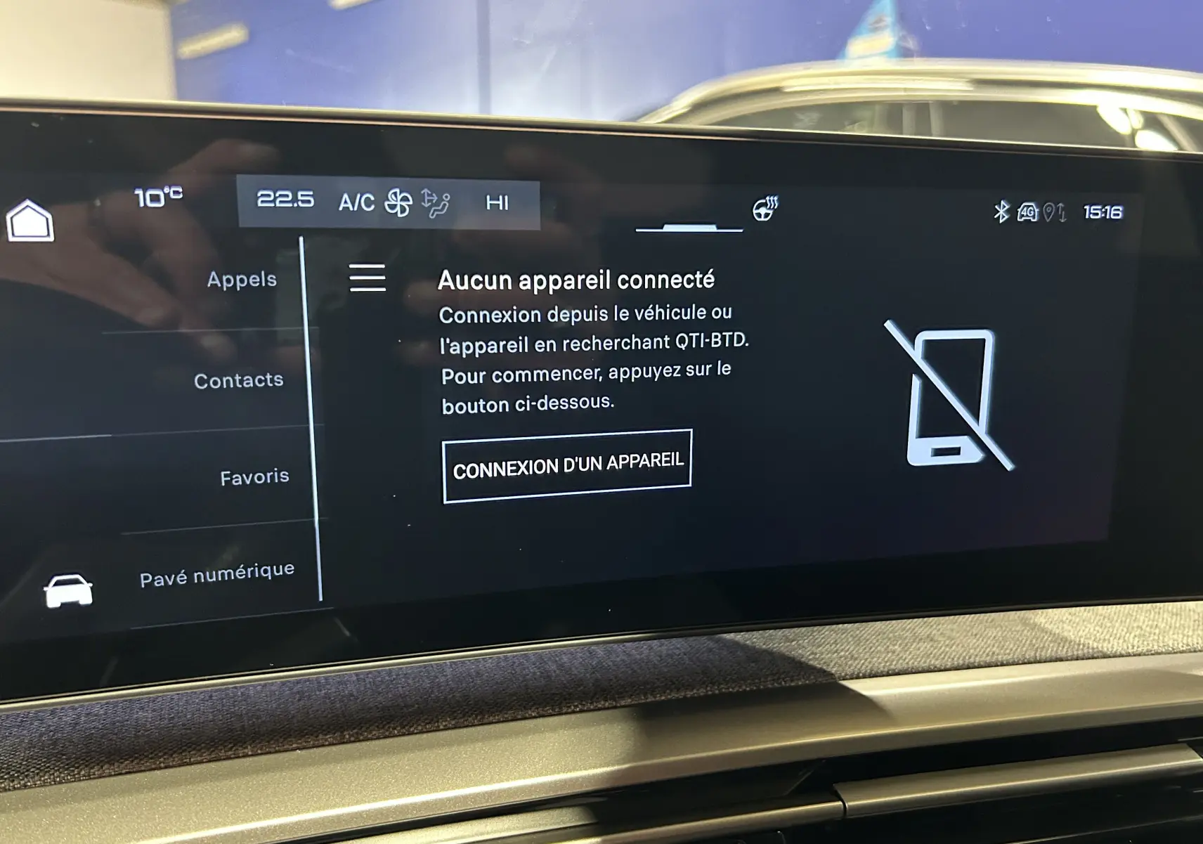 Écran tactile central du Peugeot 3008 III Hybrid 145 GT Exclusive, affichant le menu de connexion d’appareil, intérieur moderne.
