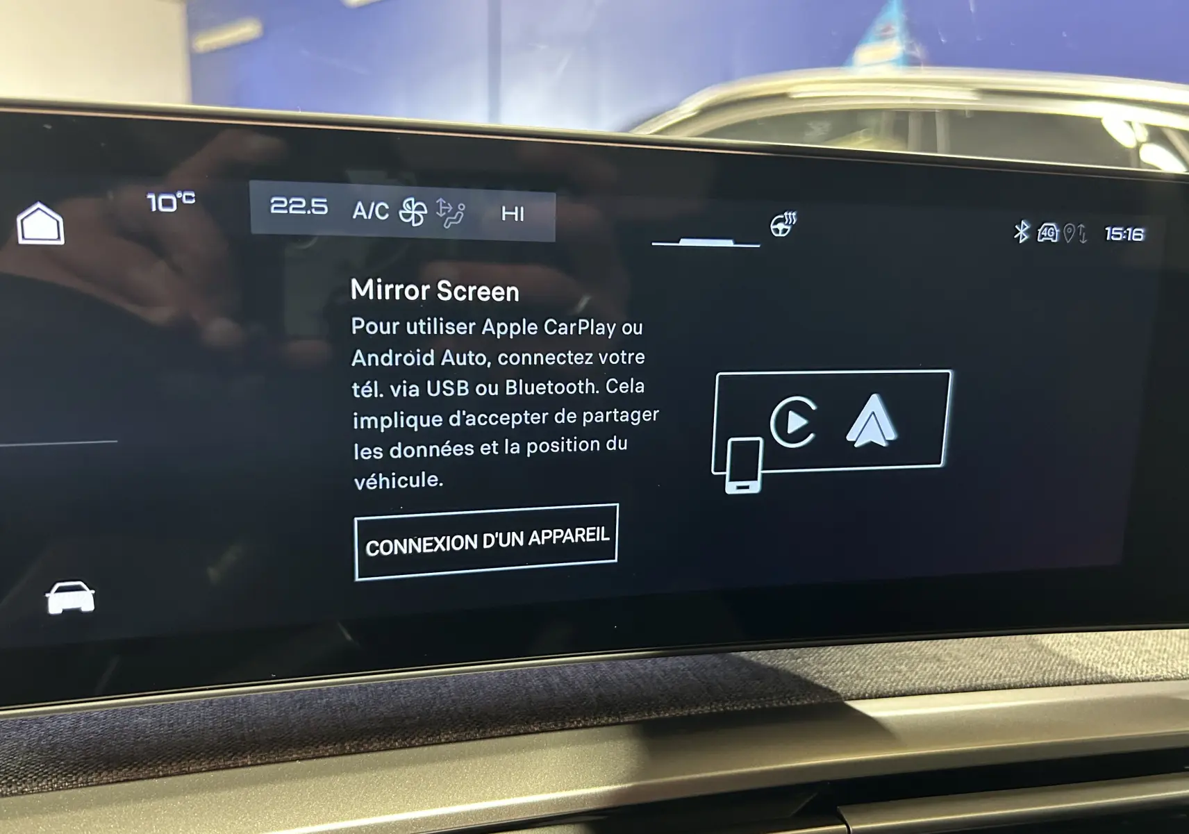 Écran tactile intérieur du Peugeot 3008 III Hybrid 145 gris Artense, affichant la fonction Mirror Screen.
