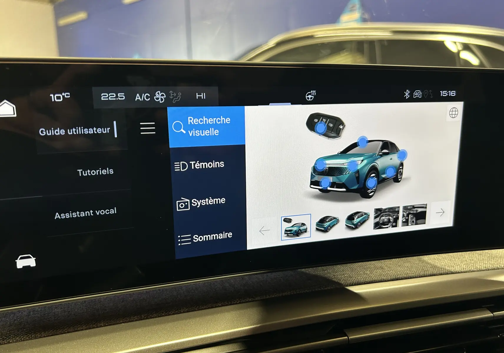 Écran tactile intérieur montrant l'interface de recherche visuelle du Peugeot 3008 gris Artense en vue 3/4 avant.