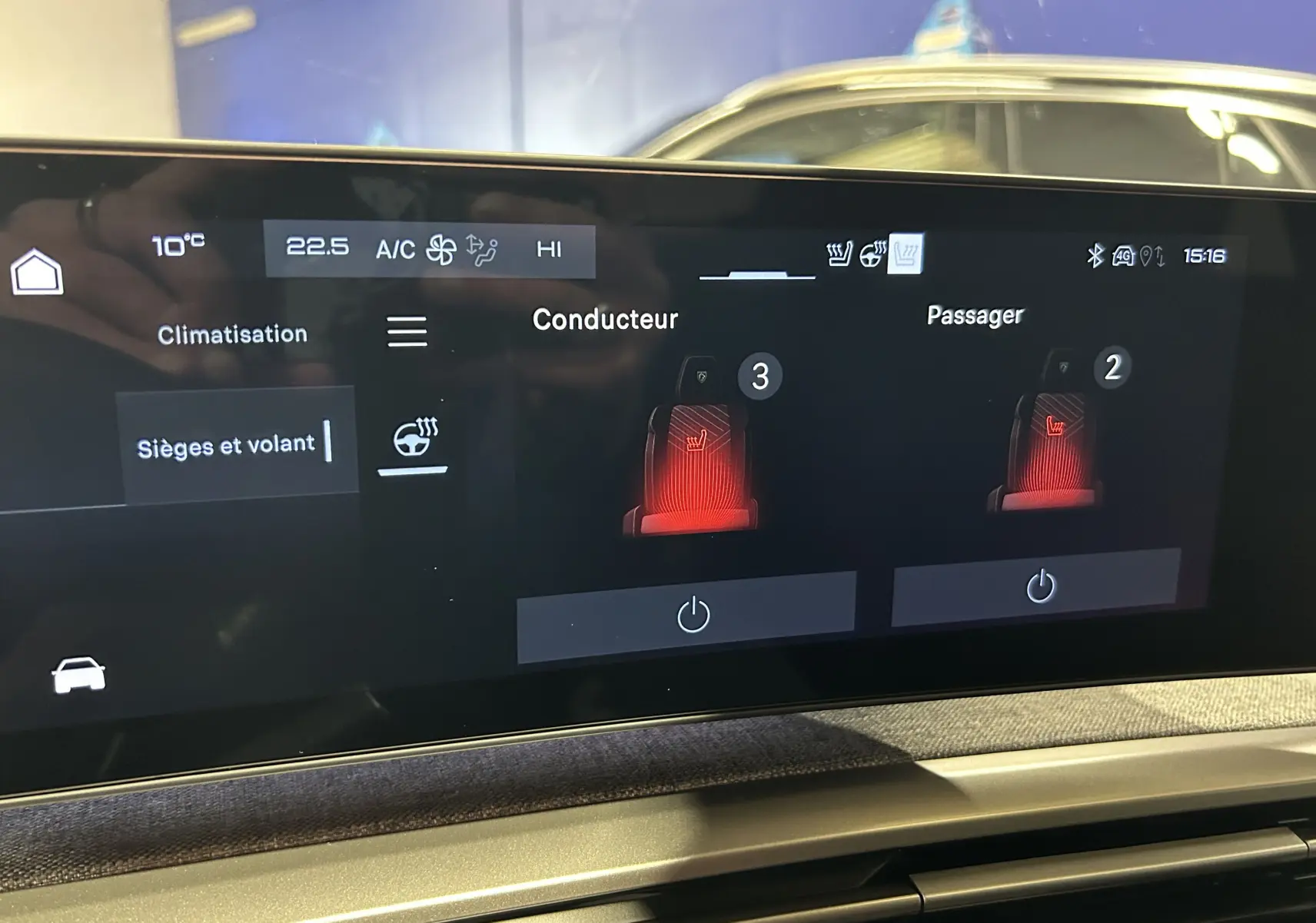 Écran tactile intérieur du Peugeot 3008 Hybrid 2025 montrant les réglages chauffants des sièges conducteur et passager.