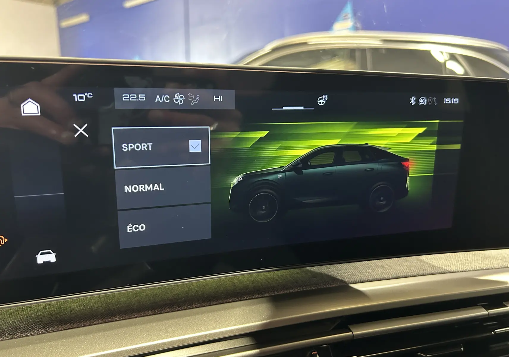 Affichage intérieur du mode conduite Sport avec vue latérale droite du Peugeot 3008 gris Artense sur écran tactile.