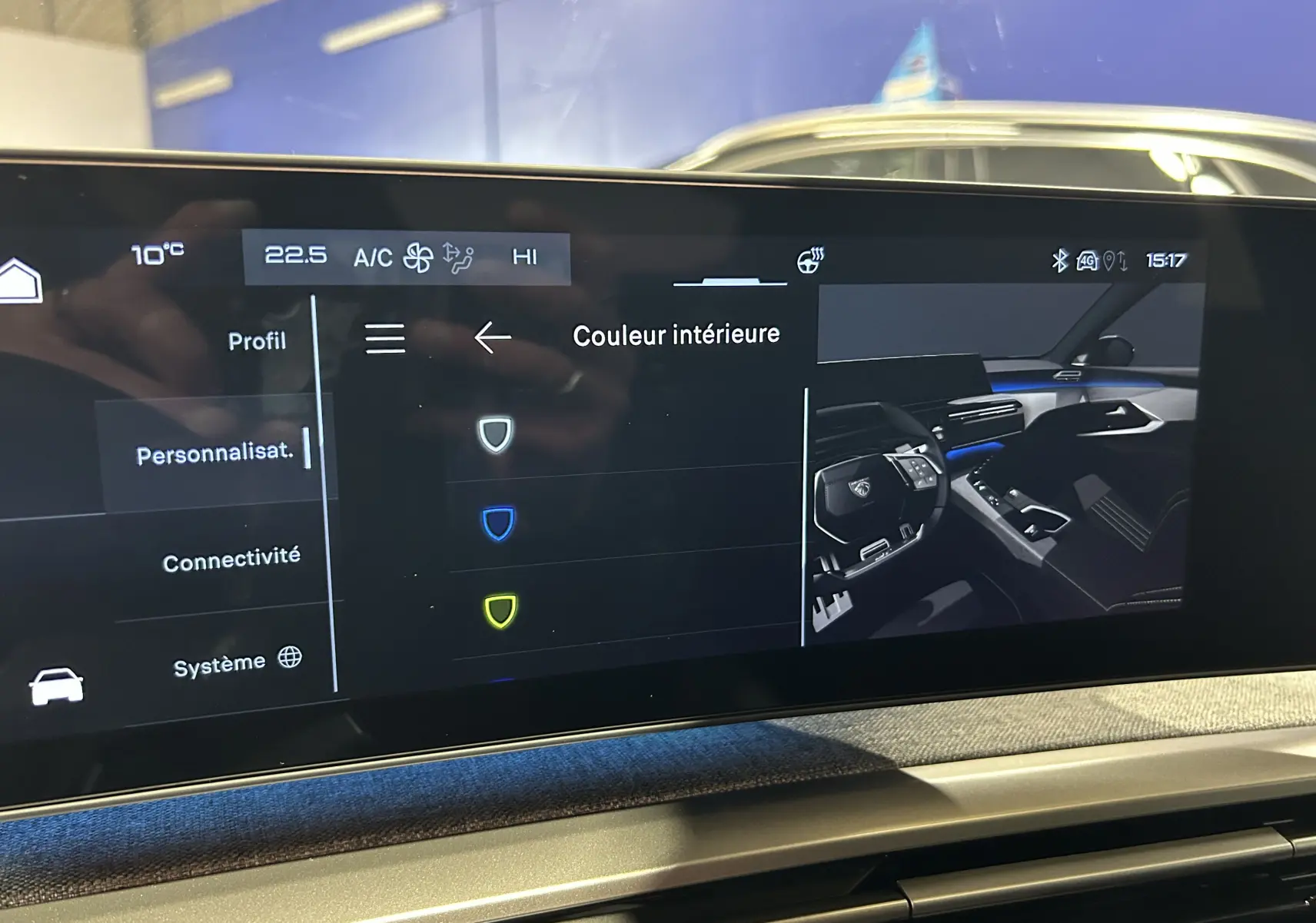 Écran tactile intérieur du Peugeot 3008 gris Artense, affichant les options de personnalisation de couleur ambiante.