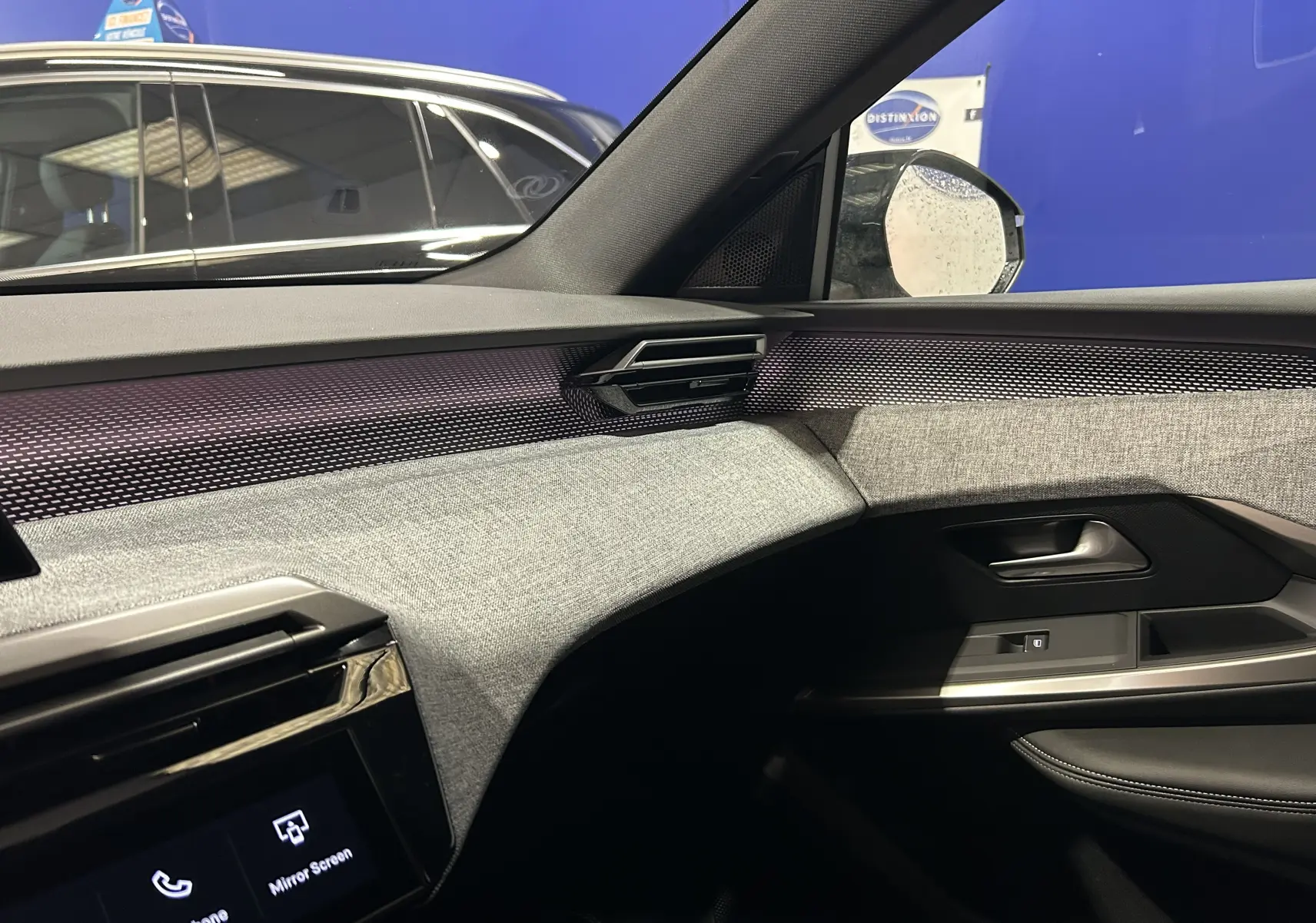 Vue intérieure côté passager du Peugeot 3008 2025 avec tableau de bord et garnitures tissu gris clair et noir.