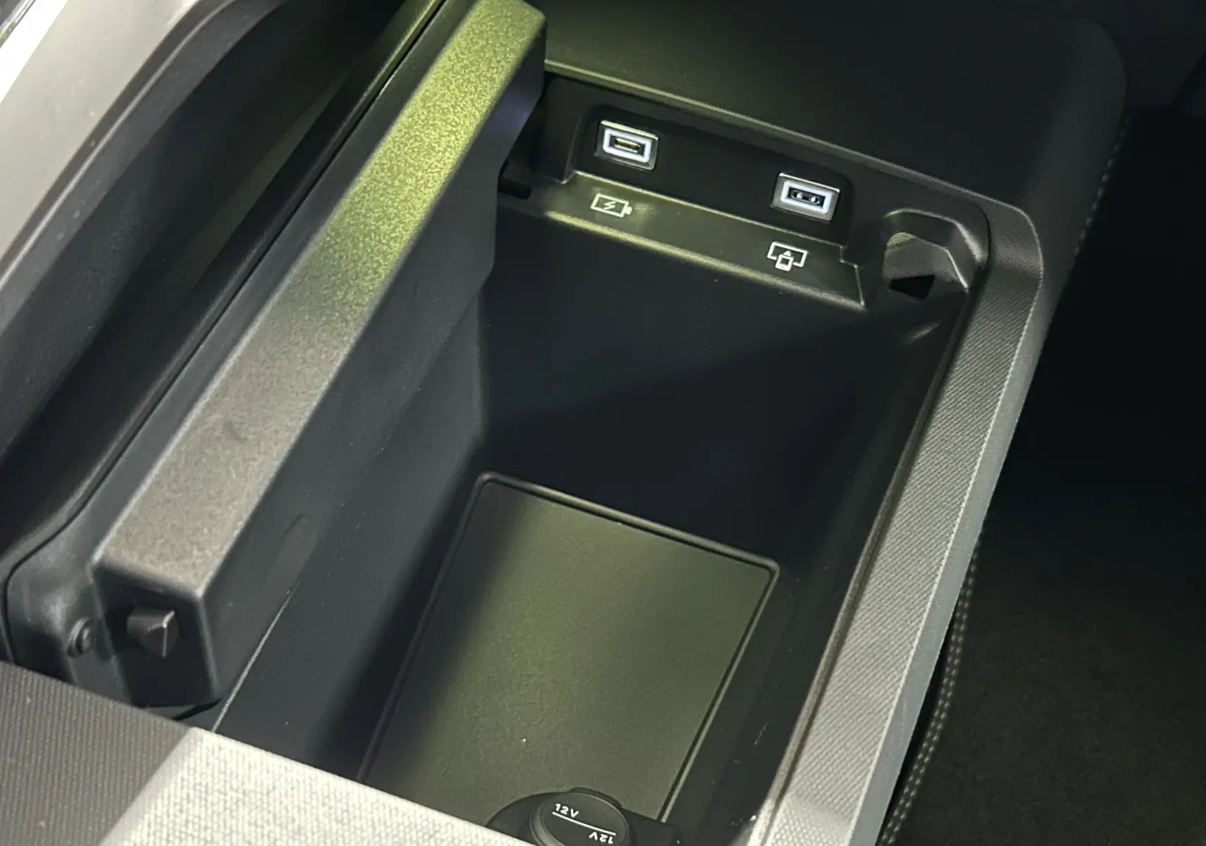 Vue rapprochée de la console centrale du Peugeot 3008 2025 gris Artense, montrant deux ports USB et une prise 12V.