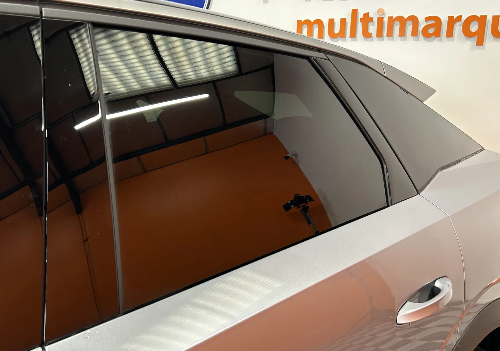 Vue latérale droite du Peugeot 3008 2025 gris Artense avec vitres teintées et poignée de porte intégrée.