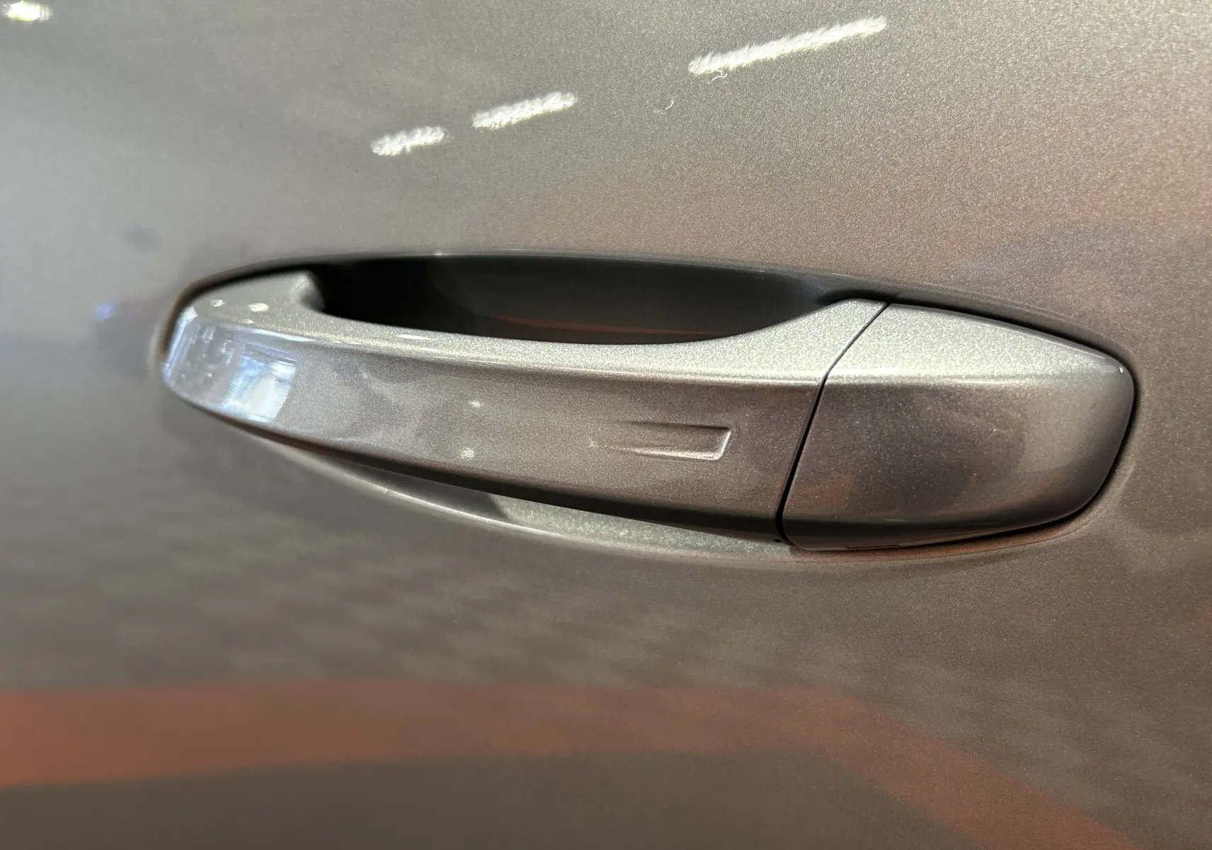 Poignée de porte gris Artense en gros plan sur Peugeot 3008 III Hybrid 145 e-DSC6 GT Exclusive 2025.