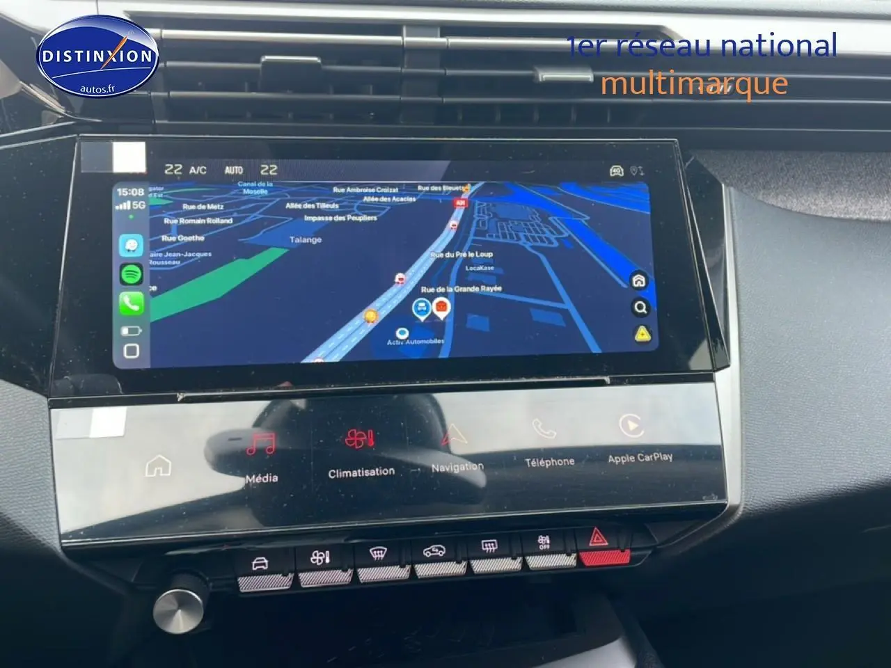 Vue rapprochée de l’écran tactile central affichant la navigation dans l’habitacle d’une Peugeot 308 noire 2025.