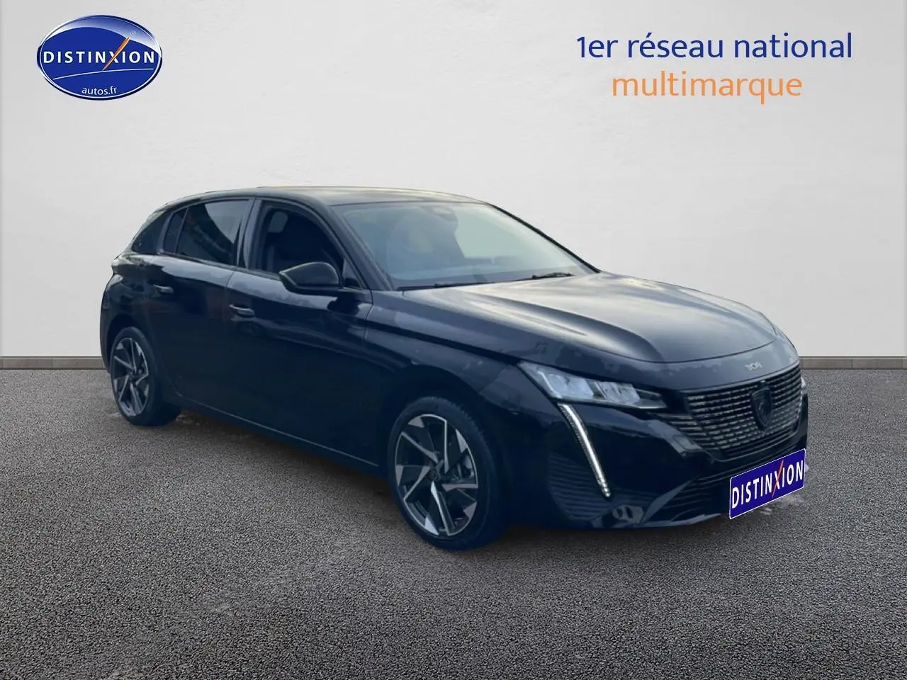 Peugeot 308 noir vue 3/4 avant droit, avec calandre moderne et feux LED verticaux distinctifs.