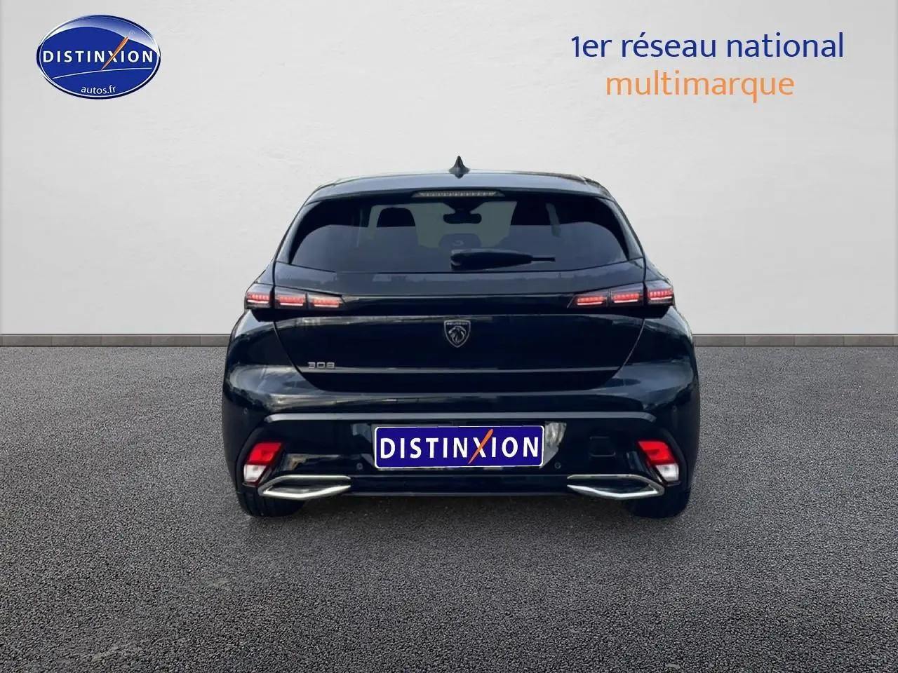 Vue arrière d'une Peugeot 308 noire 2025 avec feux LED et double sortie d'échappement chromée.