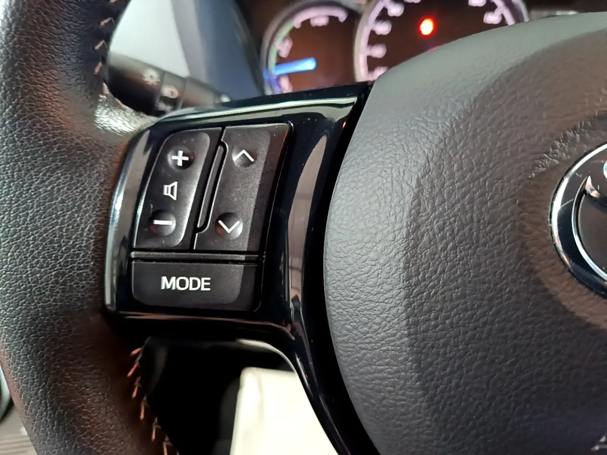 Gros plan sur le volant cuir et alu de la Toyota Yaris 1.5 Hybride 2020 avec commandes multifonctions visibles.