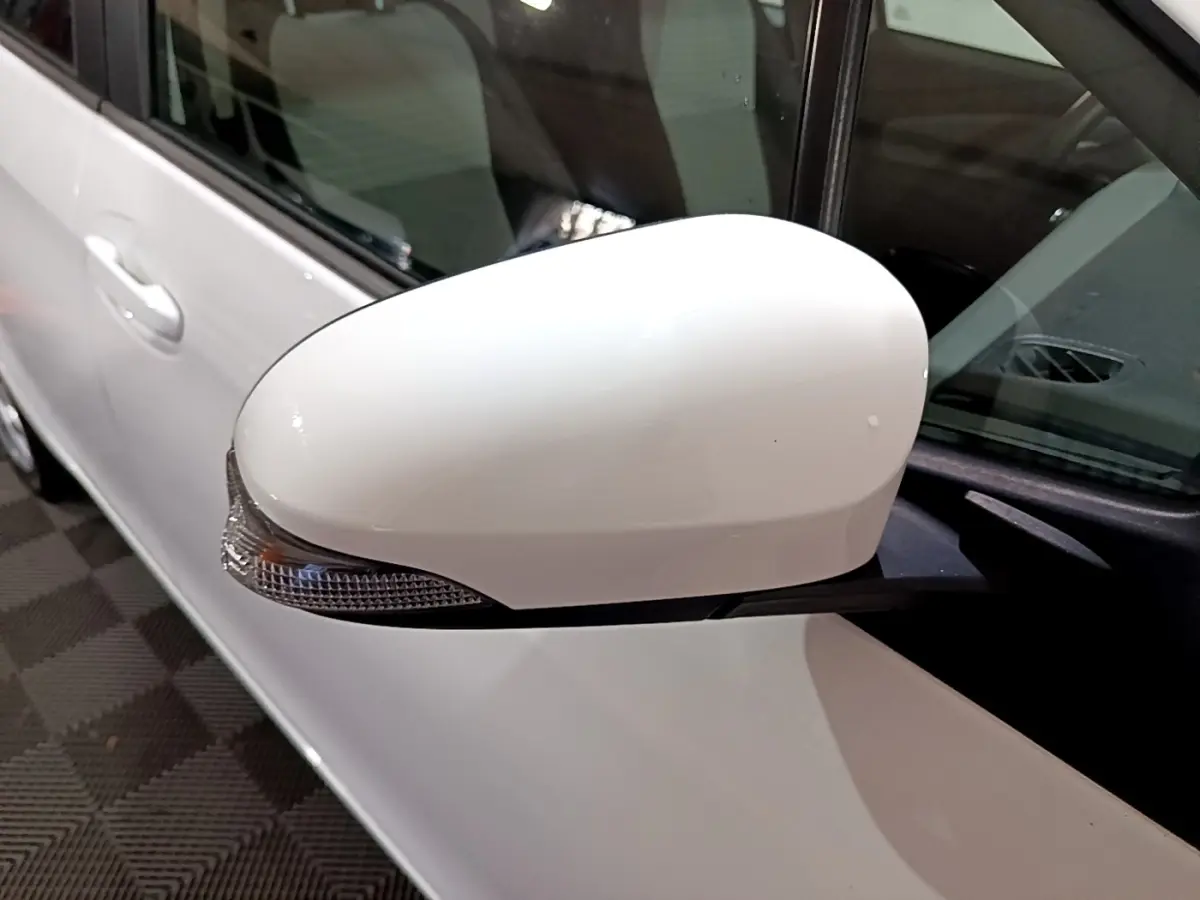 Rétroviseur blanc côté gauche de la Toyota Yaris 1.5 Hybride 2020, avec clignotant intégré, vue rapprochée.