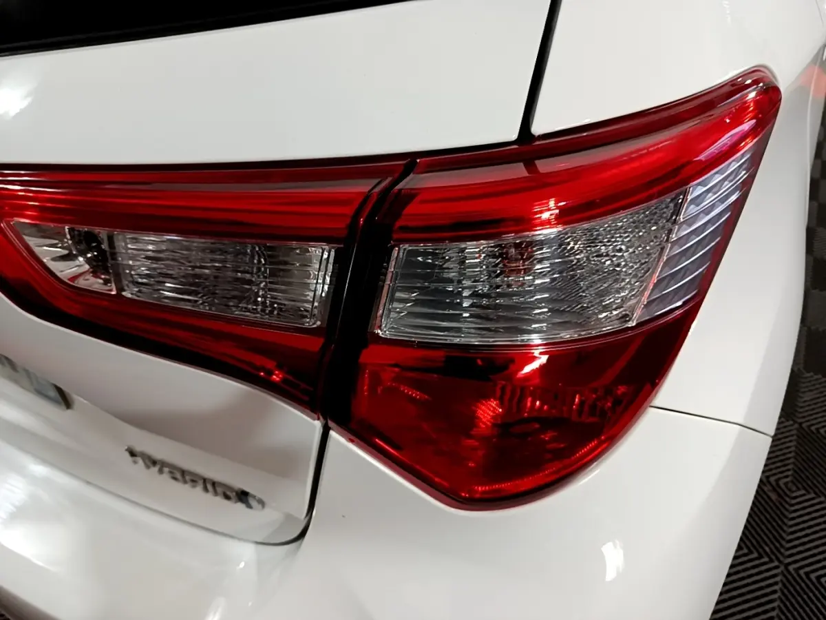 Gros plan sur le feu arrière droit rouge et blanc d'une Toyota Yaris blanche 1.5 Hybride 2020 France Business.