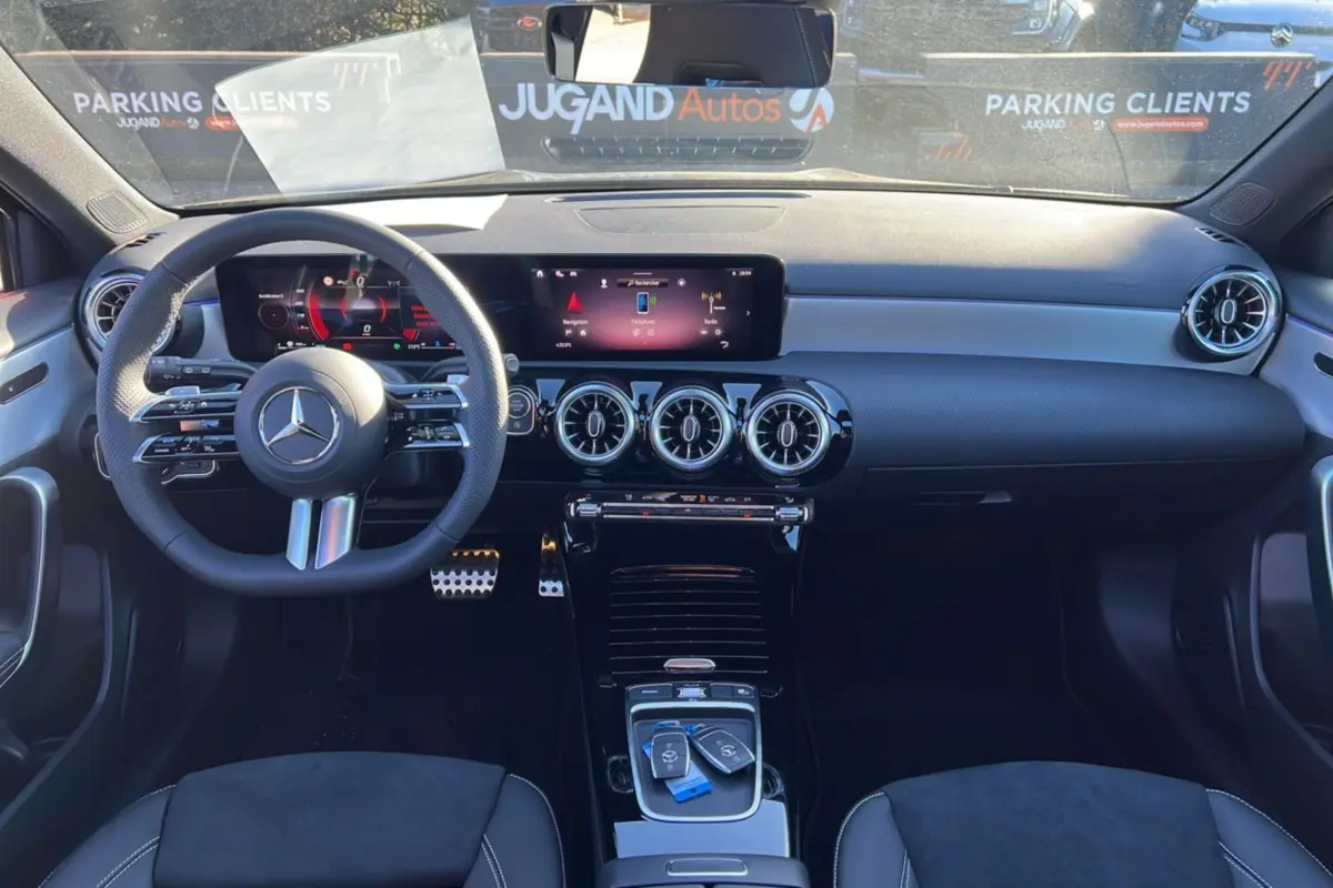 Vue intérieure avant de la Mercedes Classe A 200D Exclusive Design avec tableau de bord numérique et volant multifonctions.