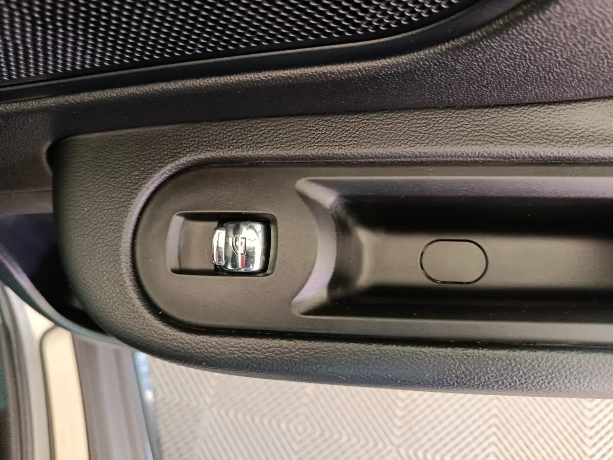 Détail de la poignée intérieure de porte côté conducteur du MINI Countryman gris foncé, finition Cooper Edition Premium Plus.