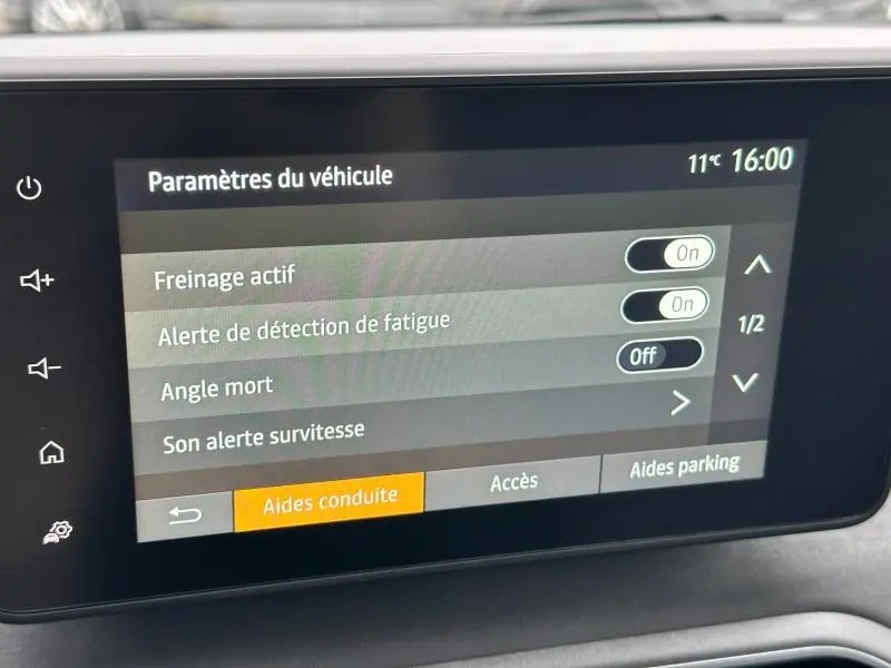 Écran tactile intérieur du tableau de bord du Dacia Jogger montrant les paramètres d’aide à la conduite.