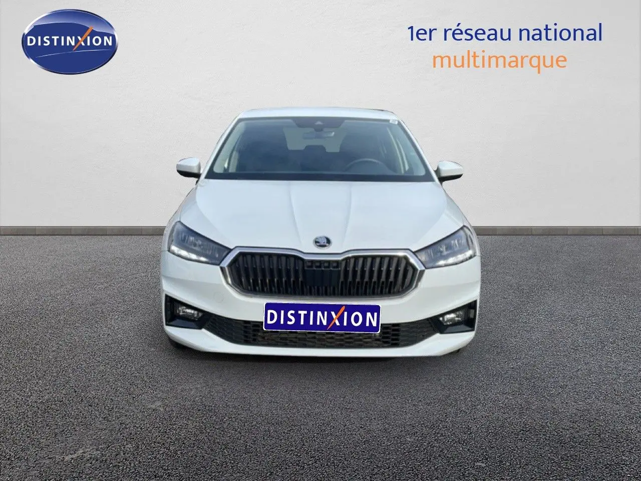 Vue avant d'une Skoda Fabia blanc glacier 2025 avec calandre noire et phares LED allumés.