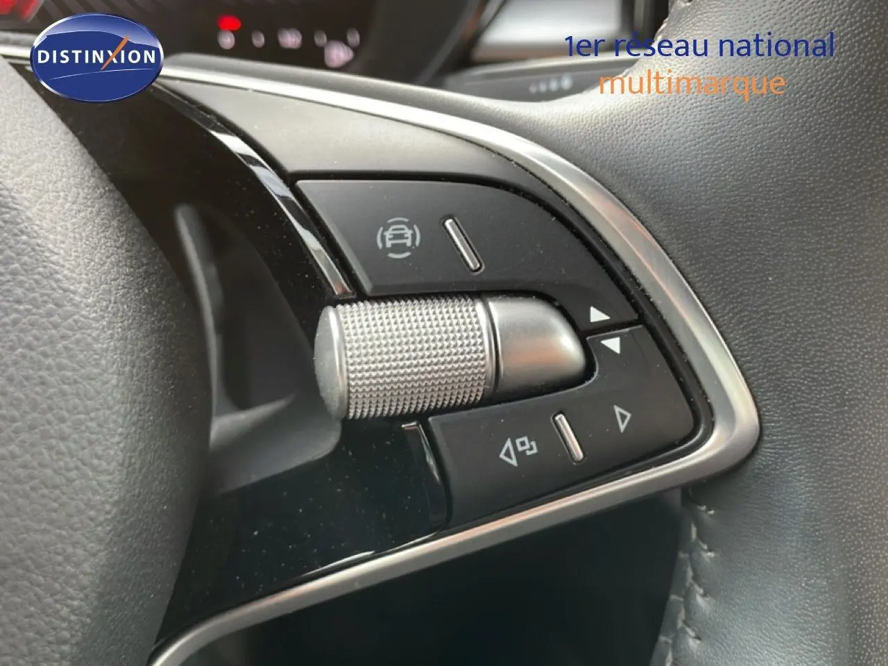 Gros plan sur les commandes au volant côté gauche de la Skoda Fabia blanche glacier 2025, version 1.0 TSI.