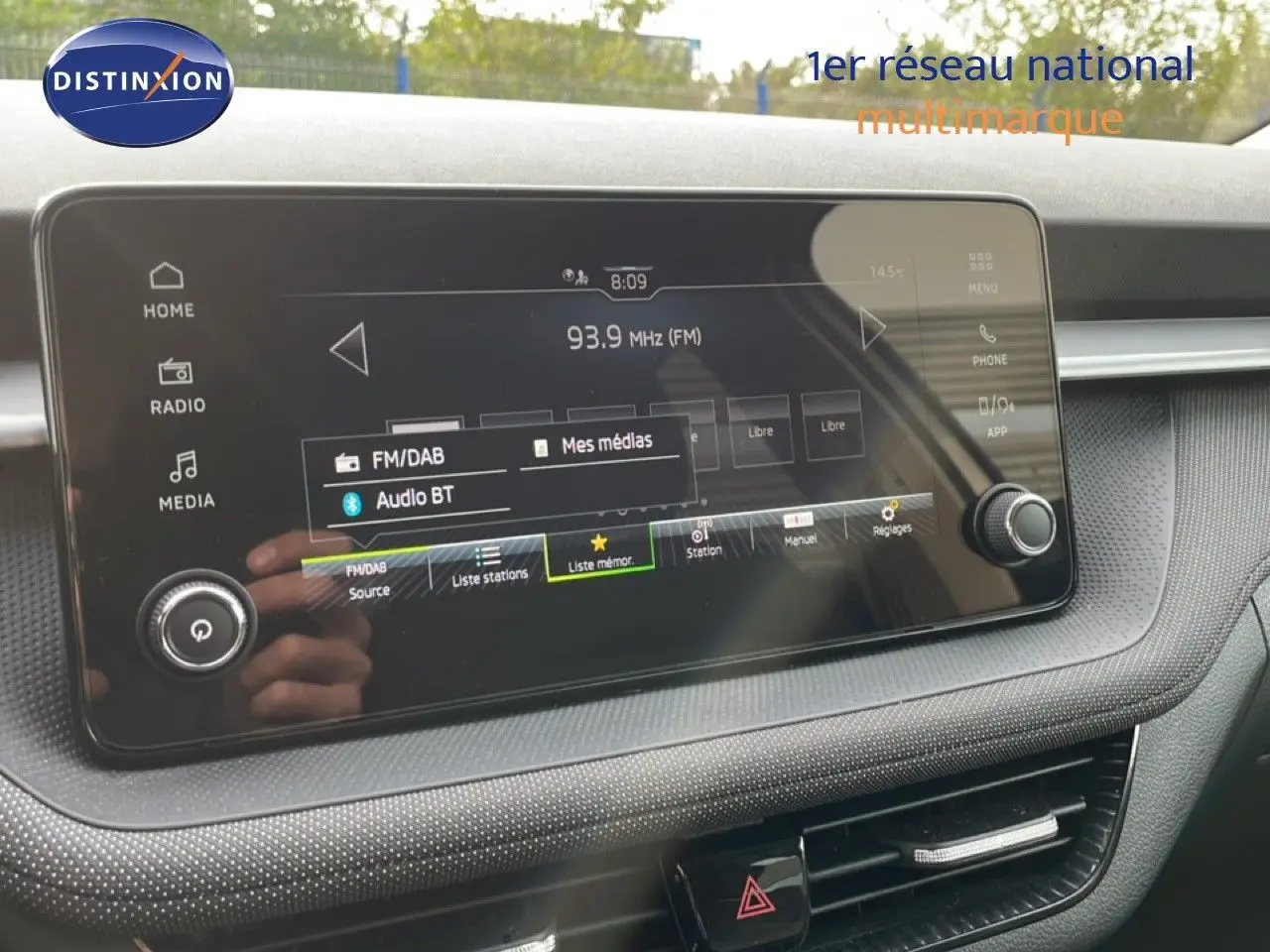 Écran tactile central du tableau de bord de la Skoda Fabia blanc glacier 2025, affichant la radio FM/DAB.