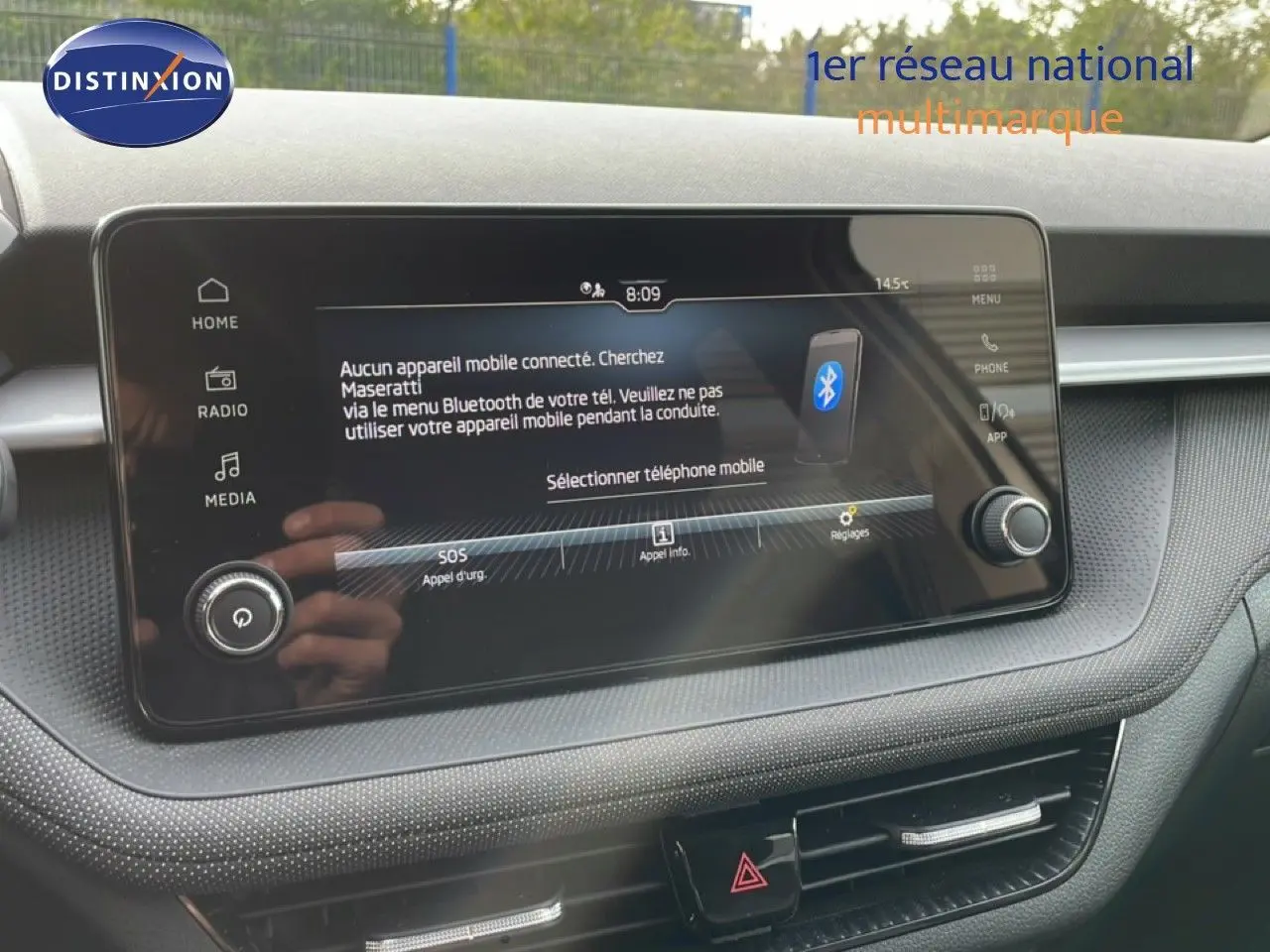 Écran tactile central de la Skoda Fabia 2025 blanc glacier, affichant le menu Bluetooth et commandes multimédia.
