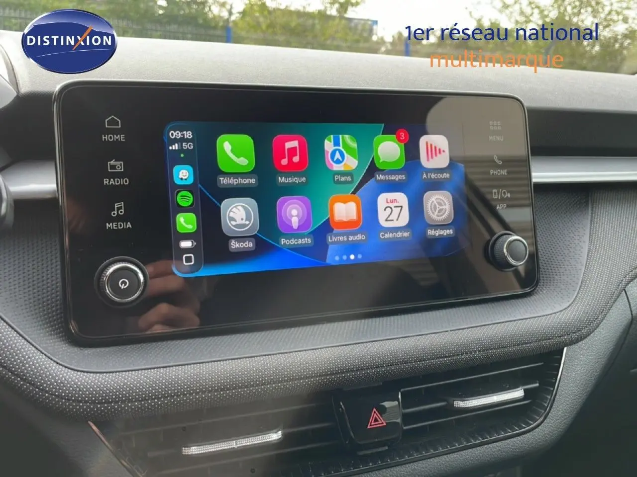 Écran tactile central affichant les applications connectées dans l'habitacle d'une Skoda Fabia 2025.