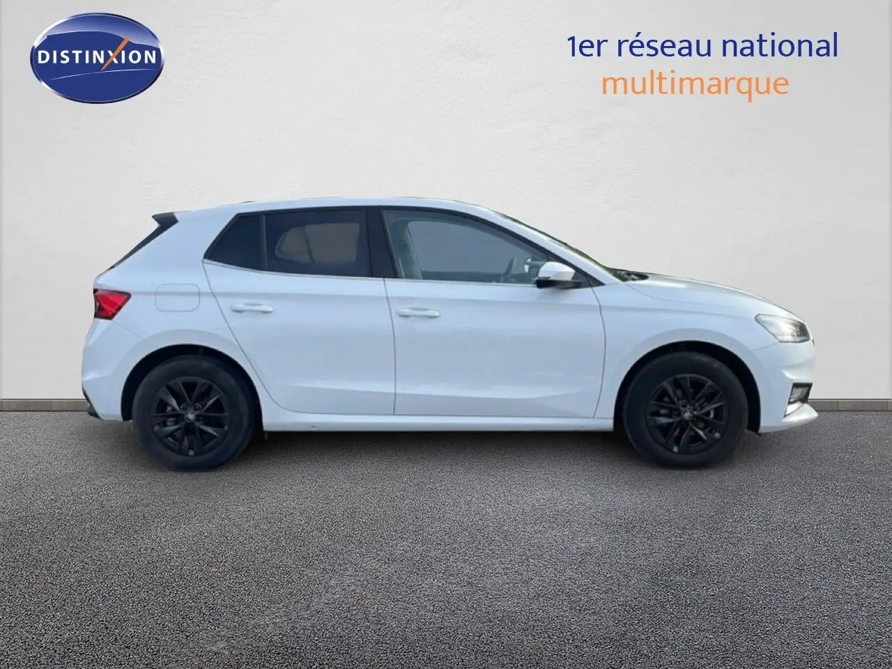 Profil côté gauche d'une Skoda Fabia blanc glacier 2025 avec jantes noires et vitres teintées sur fond neutre.