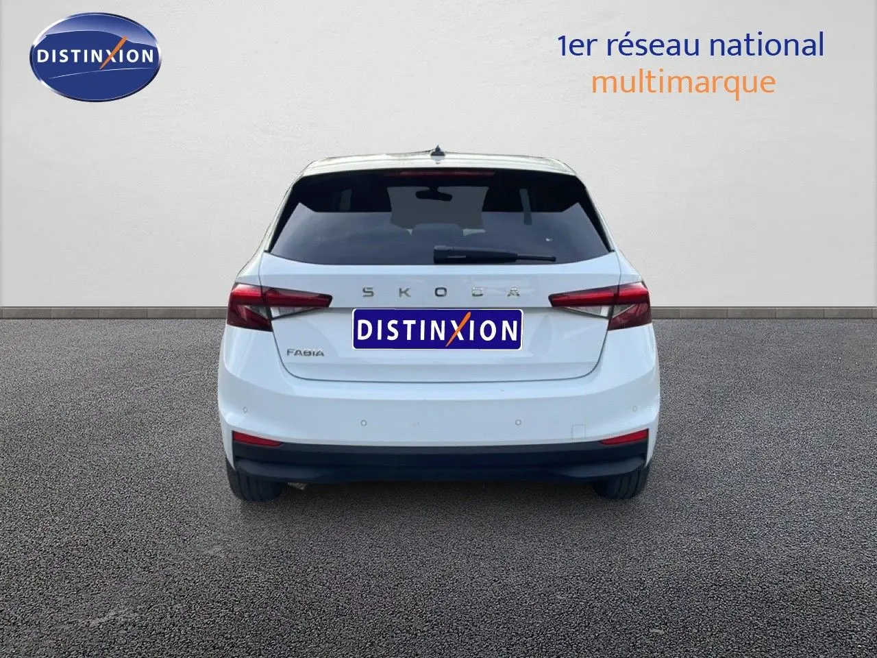 Vue arrière d'une Skoda Fabia blanc glacier 2025 avec feux arrière LED et logo distinctif sur le hayon.